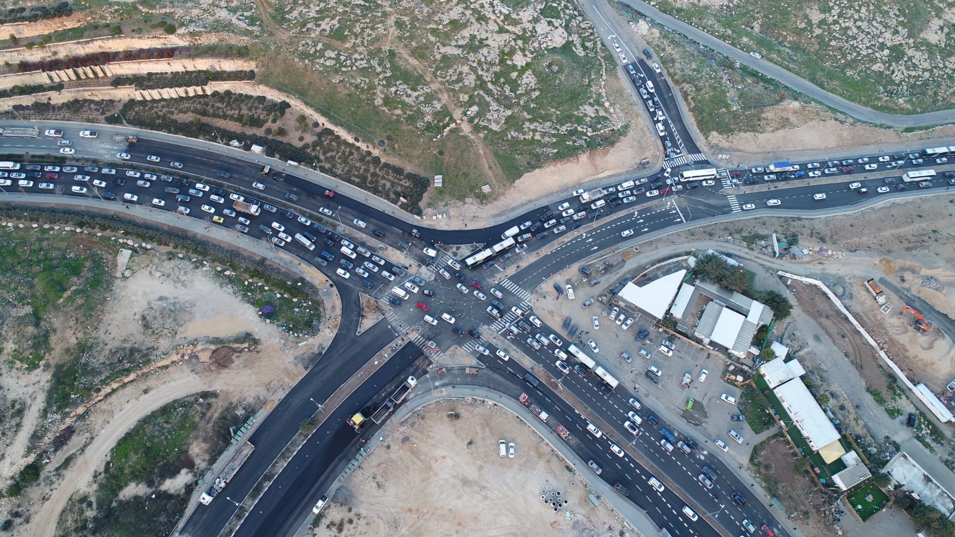 הר חומה, ירושלים — הפיכת מעגלי תנועה בכניסה לשכונה לצמתים מרומזרים