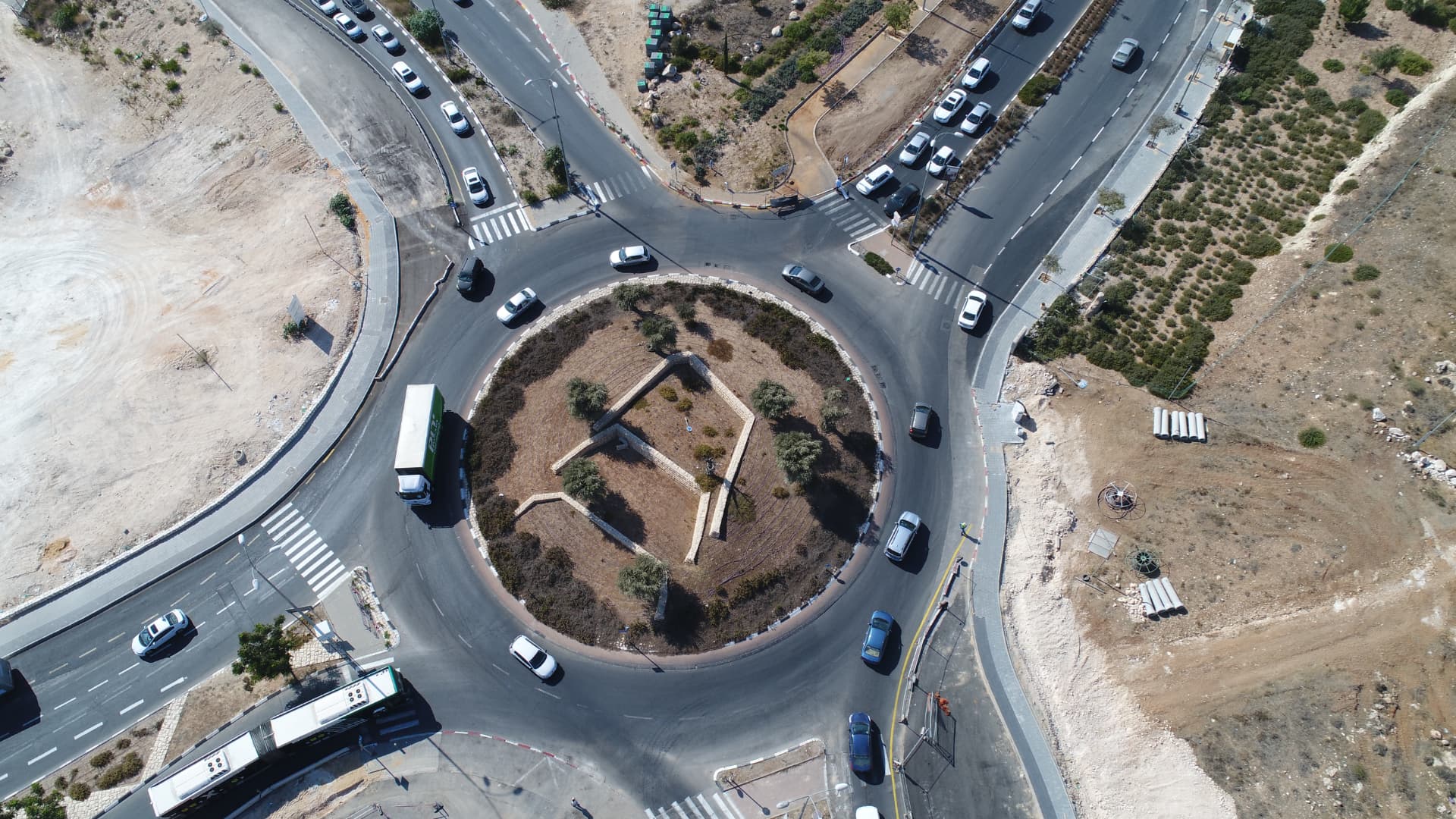הר חומה, ירושלים — הפיכת מעגלי תנועה בכניסה לשכונה לצמתים מרומזרים — 4